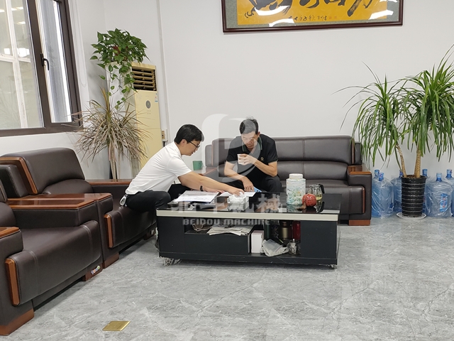 周经理为客户介绍糠醛渣午夜免费高清软件的相关技术知识