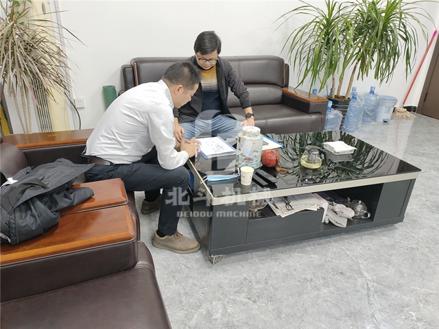 苏州客户和技术人员正在讨论怎样更好地使用木材午夜免费高清软件